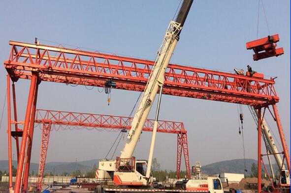 龍門吊操作人員是否在操作過程中保持注意力集中，有無分心、疲勞操作的現(xiàn)象？