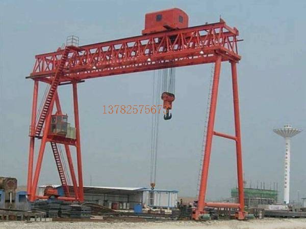 下方人員的**依賴于龍門吊操作人員的謹慎操作，你知道應該如何保證嗎？