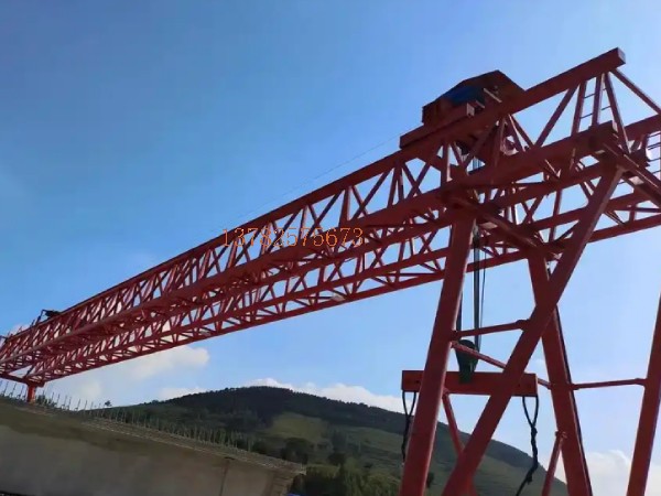 龍門吊門式起重機(jī)在作業(yè)時如何確保下方人員的**？