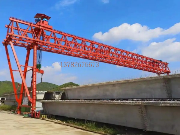 龍門吊門式起重機(jī)作業(yè)時(shí)確保下方人員**的規(guī)范有哪些？